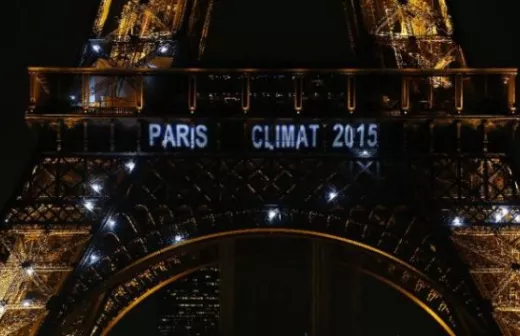 Banner op de Eiffeltoren voor Klimaatconferentie COP21. Screenshot yahoo.com