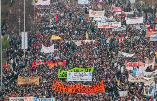 In Chili woeden al jaren massale sociale protesten tegen het neoliberale beleid van de regering,(2019). Foto: artificialorder.wordpress.com