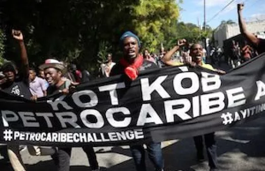 De straatprotesten in Haïti duren al twee jaar en blijven desondanks volledig onder de internationale mediaradar. Foto : btlonline.org