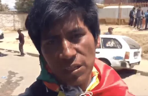 Deze man legt uit dat zijn broer Marco Vargas Martinez, 30 jaar oud, overleden is door een kogel achter in zijn nek vanuit een helikopter. Foto: Twitter @Marco_Teruggi