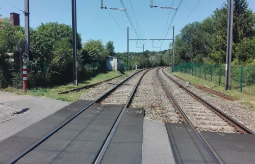 Spoorlijn Charleroi-Ottignies in Villers-la-Ville. Foto getrokken op de overweg terwijl het sein op veilig staat!! Alleen daar! Foto: Lode Vanoost