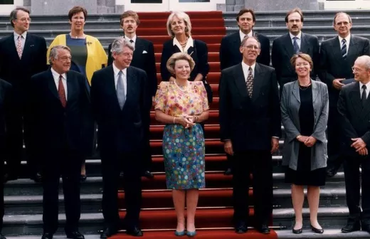 Een enthousiaste ploeg, een charismatisch leider. De regering Kok I start in 1994. Foto: Rijksoverheid.nl