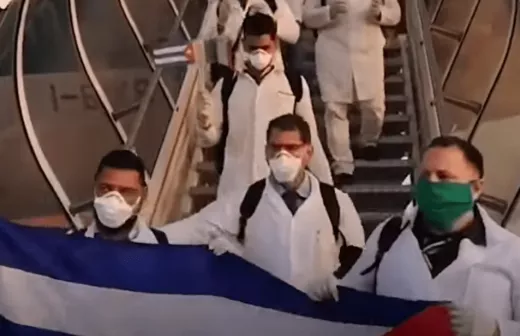 Cubaanse dokters landden op 23 maart 2020 op de luchthaven Malpensa in Milaan. Andere EU-landen hadden elke hulp aan het zwaar getroffen Lombardije geweigerd. Foto: screenshot YouTube Now This