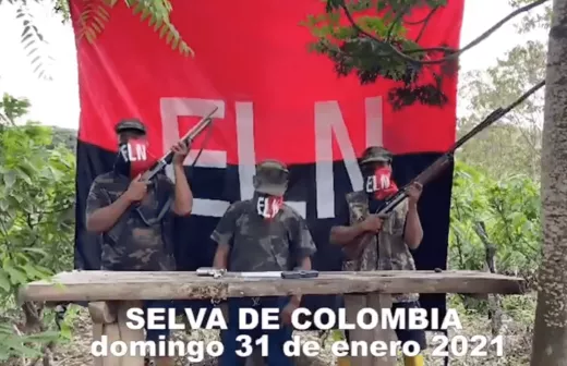 Colombiaanse ELN-guerrillero's verklaren hun steun voor Ecuadoraans kandidaat Andrés Arauz. Ruim verspreid, maar onwaar... Foto: twitter @ClandestineBird