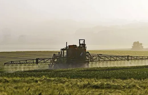 Verboden want gevaarlijk voor de burger in zijn tuintje, maar niet voor zijn industriële voedselproductie... Foto: rawpixel.com/CC 1:0 Universal