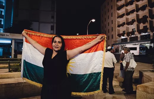 Een vrouw uit haar steun aan de Syrische Koerden in Jeruzalem 2019. Foto: LC, Public Domain.