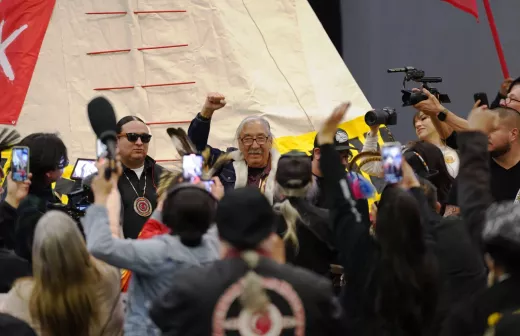 Nick Tilsen en Leonard Peltier. Foto: NDN Collective.