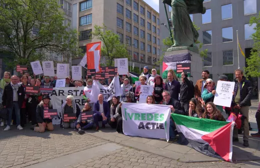 Delegatie van het burgerinitiatief 'Stop wapens voor Israël' voor de hoorzitting in het Vlaams Parlement, 21/04/2026, Brussel; Foto: Vredesactie 
