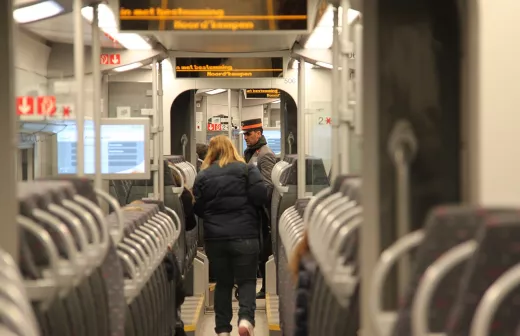 De driewagon-treinstellen Desiro hebben een centrale gang met zicht op het gehele treinstel, ideaal voor de veiligheid en voor de sociale controle. Foto: Maurits90/Public Domain