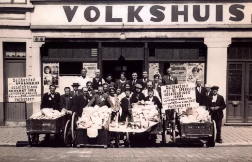 Solidariteitsactie in juli 1937 aan het Volkshuis van Sint-Amandsberg in Gent. Foto: AMSAB-ISG, Gent