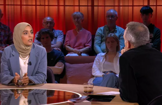 Lerares Hadija Amajoud werd ontslagen vanwege haar hoofddoek. Foto: screenshot VRT Max, De Afspraak 14 september 2026.