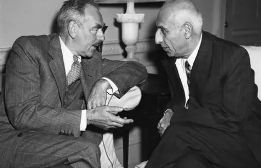 VS-minister van Buitenlandse Zaken Dean Acheson spreekt in Washington DC met Iraans eerste minister Mohammed Mossadegh op 24 oktober 1951. Acheson is dan al op de hoogte van de plannen voor de staatsgreep. Bron: Public Domain