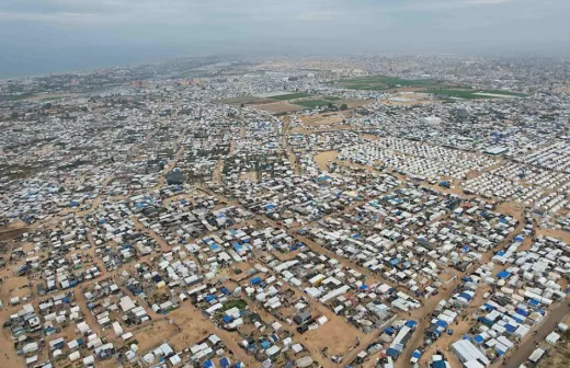 Luchtfoto van het gebied Al-Mawasi in de Gazastrook, waar ontheemde Palestijnen in tenten verblijven. Foto: Ashraf Amra, CC BY-SA 3.0 IGO