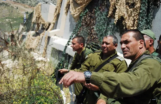 Gadi Eisenkot (m) staat als mogelijk eerste minister voor identiek beleid van repressie en kolonisatie. Foto: IDF/CC BY-SA 2:0  
