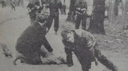 Theo Van Hecken zijgt neer met een kogel in de rug. Antonio Arcila valt neer met een kogel in het linkerbeen (npdoc.be)