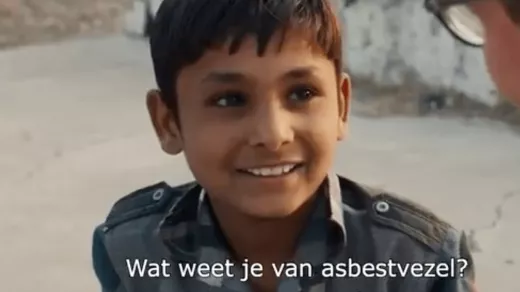 Een van de vele Indiase kinderen die voetbal spelen op een terrein aangelegd met asbestafval als 'grint'. Screenshot: Ademloos