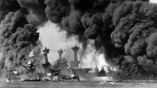 Brandende schepen in Pearl Harbor. Bron: Public Domain