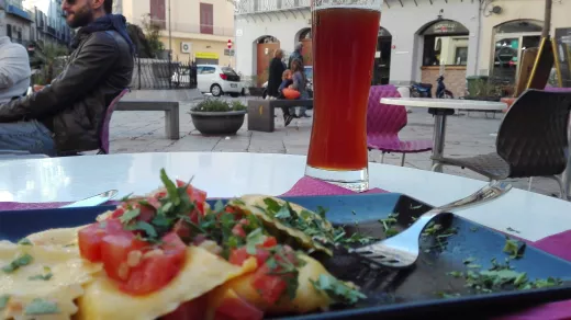 Lekker lokaal eten in Palermo, op de Piazza della Rivoluzione, waar anders? Foto Lode Vanoost