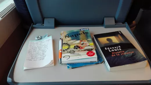 Nota's voor een toekomstig artikel, info over de volgende bestemming en wat literatuur: reizen met de trein. Foto Lode Vanoost