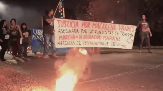 Betogers eisen een gerechtelijk onderzoek naar de moord op Macarena Valdés, een leidster van het Mapuche volk. Foto YouTube/ ahotsa.info