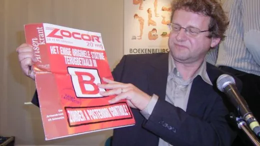 Van Duppen trok het land rond om mensen bewust te maken van de gevaren van Big Pharma. (foto: Indymedia.be)