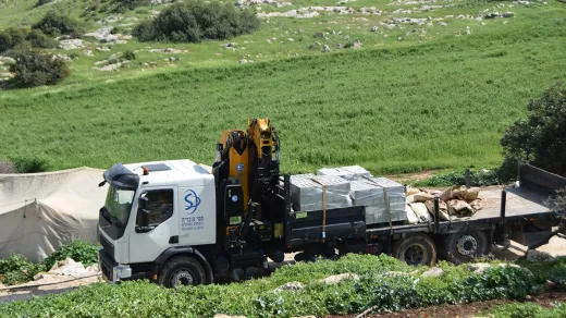 Betonplaten voor de tentvloeren worden opgeladen. Foto: Aref Daraghmeh/ btselem.org