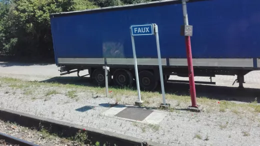 "La gare de Faux est vraie!" (op de lijn Charleroi-Ottignies). Eigen foto