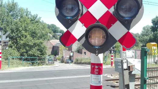 Een spooroverweg in de 21ste eeuw. Ooit moeten die toch echt helemaal verdwijnen (station Villers-la-Ville). Eigen foto