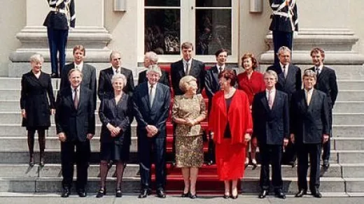 Den Haag 3 augustus 1998 Het tweede Kabinet-Kok op het bordes van Paleis Noordeinde met Koningin Beatrix.