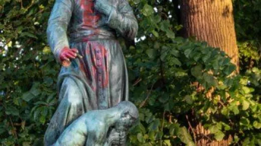 Het standbeeld van pater De Deken in Wilrijk beklad