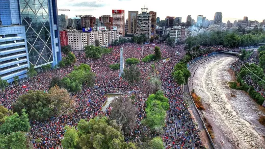 Grootste betoging ooit op de Plaza Baquedana, Santiago de Chile op 25 oktober 2019. Foto: Hugo Morals/CC BY-SA 4:0