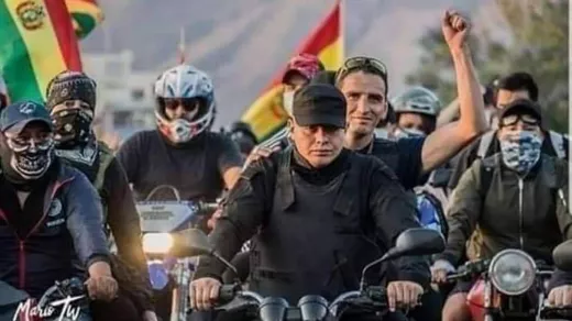 Extreemrechtse motorbendes rijden door Santa Cruz. Foto: 