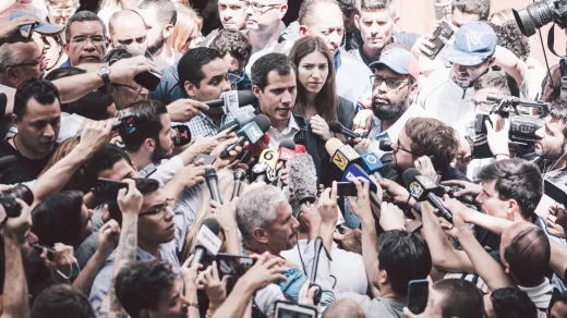 Kort na zijn ‘eedaflegging’ klaagde Juan Guaidó de repressie van de vrije meningsuiting in zijn land aan, live op 17 Venezolaanse tv- en radiozenders… (Foto twitter)