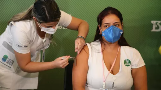 Deze verpleegster laat zich door een collega vaccineren met het in Brazilië ontwikkelde Sinovac-vaccin. Foto: Governo de Estado de São Paulo/CC SA 2:0