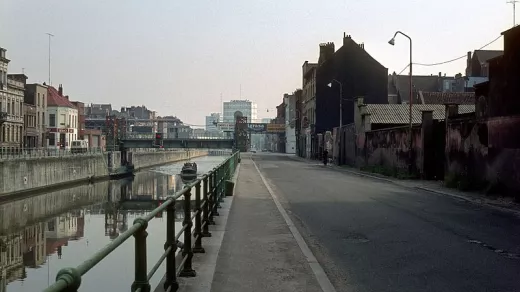 Molenbeek, kanaalzone 1980. Geen autoverkeer, maar wel nog binnenscheepvaart op het kanaal. Foto: Michel Huhardeaux/CC BY SA 2:0