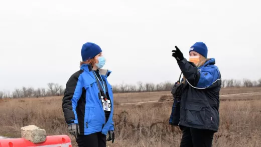 Monitoren van de OVSE (OCSE) op patrouille in Verkhnotoretske, provincie Donetsk. Foto: OSCE/Monika Olszewska