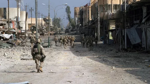 Geen enkele Iraakse stad dan Fallujah werd zwaarder getroffen. VS-soldaten sleurden patiënten uit het enige nog functionerende ziekenhuis, wat door de VS-media als 'noodzakelijk' werd afgedaan. Foto: US Marina Corps/Public Domain