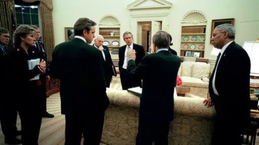 President George W. Bush overlegt met zijn adviseurs op de avond voor de invasie. Foto: whitehouse.gov/Public Domain