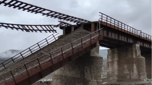 Deze treinbrug in de Bolanvallei in Baloechistan zakte in tijdens de overstromingen. Foto: Levies Force