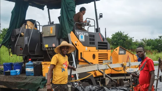 Chinese wegenbouw in Congo-Brazzaville, januari 2014. Foto: jbdodane/CC BY-SA 2:0