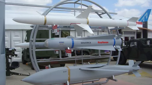 Raytheon raketten op wapenbeurs in Parijs (2005). Raytheon is een van de militaire bedrijven met veel invloed op het VS-buitenlandbeleid van de VS. Foto: David Monniaux/CC BY-SA 3:0