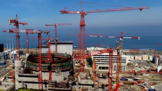Kerncentrale Flamanville (Normandië). Derde centrale, 13 jaar vertraging, enorme extra-kosten en onopgeloste problemen. Foto: schoella panoramio/CC BY-SA 3:0