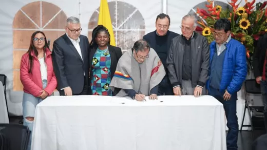 Ondertekening wet totale vrede 2022. Foto: Gobierno de colombia