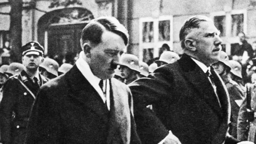 Franz von Papen (r) werd vice-kanselier onder Adolf Hitler en opende zo de deur naar de overname van de macht door het nazisme. Foto: warfarehistory.com