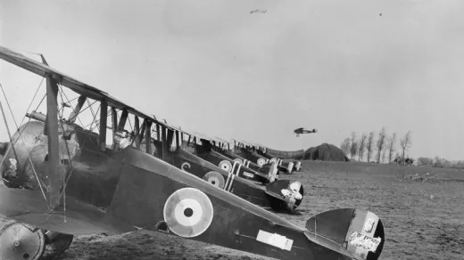 De Eerste Wereldoorlog, de eerste oorlog met vliegtuigen. Britse Sopwith Camels achter de frontlijn. Foto: David McLennan/Public Domain 