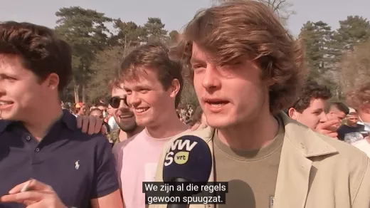 Een jongere op het verboden ‘nepfestival’ in het Ter Kamerenbos., 2 april 2021. Foto: Printscreen youtube Karrewiet