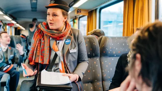 Altijd beschikbaar voor uitleg, gedienstig en geduldig, uw treinbegeleider. Foto: Facebook/Stefan T'Jolyn 