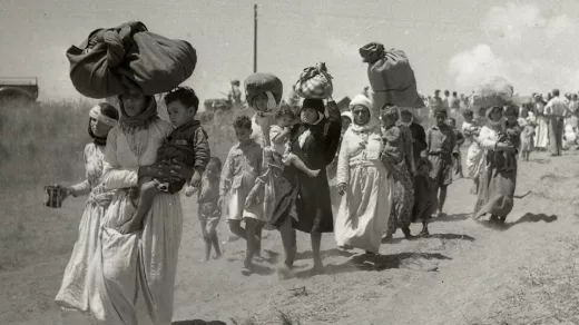 Deze Palestijnse vrouwen en kinderen werden verdreven uit hun dorp Tantura waar op 22-23 mei 1948 tussen 40 en 100 mannen werden afgeslacht door het leger van Israël. Foto: National Library of Israel/CC BY-SA 4:0