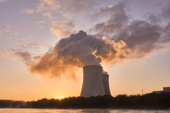 De rook boven deze gigantische schouwen is stoom van de waterkoeling. De kerncentrales zijn de rechthoekige gebouwen naast de koeltorens. Bron: Pixabay