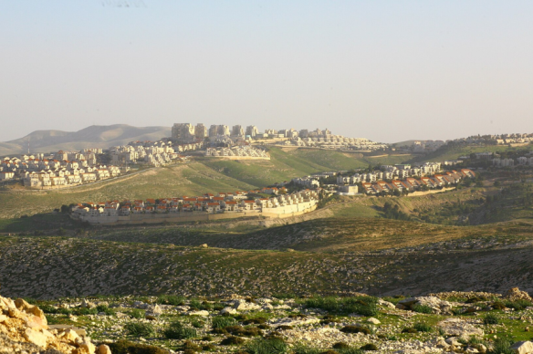 Illegale nederzetting Ma'ale Adumim op Westelijke Jordaanoever. Foto: Labour Palestine, Wikimedia / CC BY 2.0